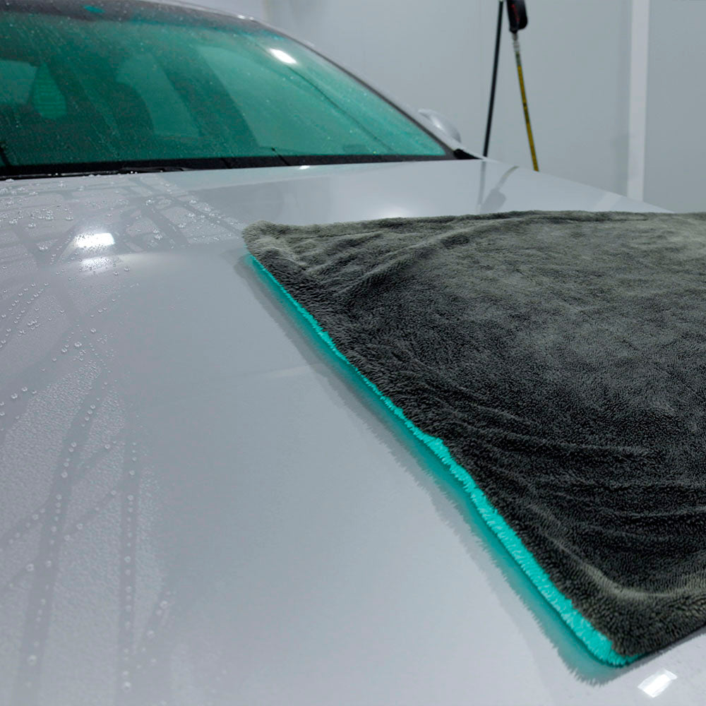 Aquatouch BIG FELLA V2 drying a silver car