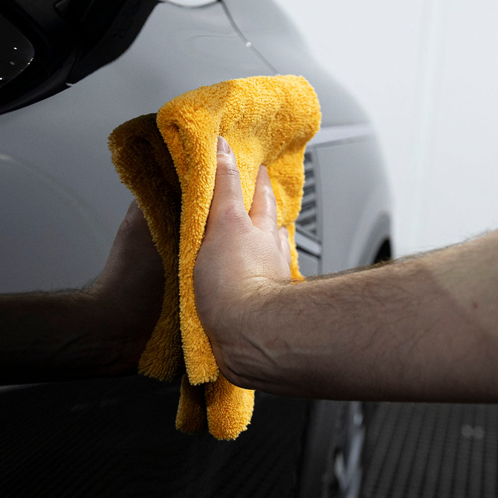 Aquatouch VERSO microfiber cloth wiping a black panel