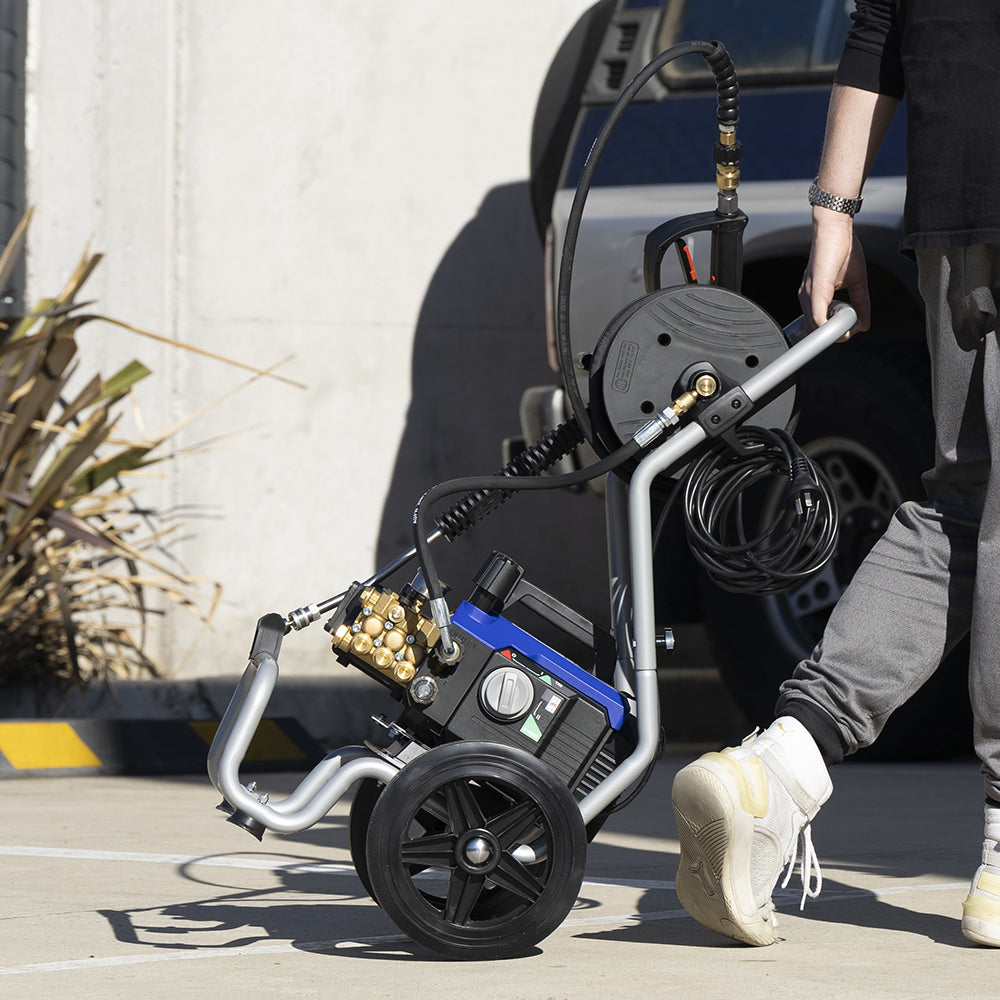 Moving the Annovi Reverberi AR630 V2+ on its trolley
