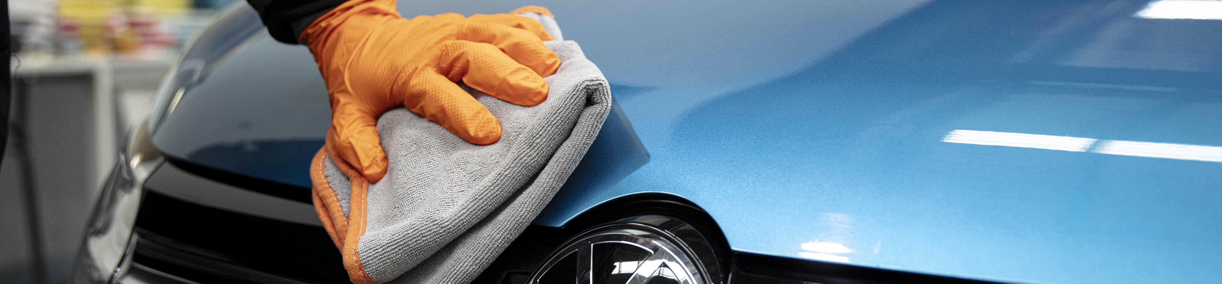 Wiping car down with a 4season cloth