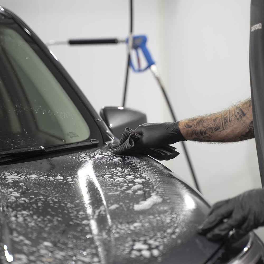 Student using a clay cloth during the decon phase