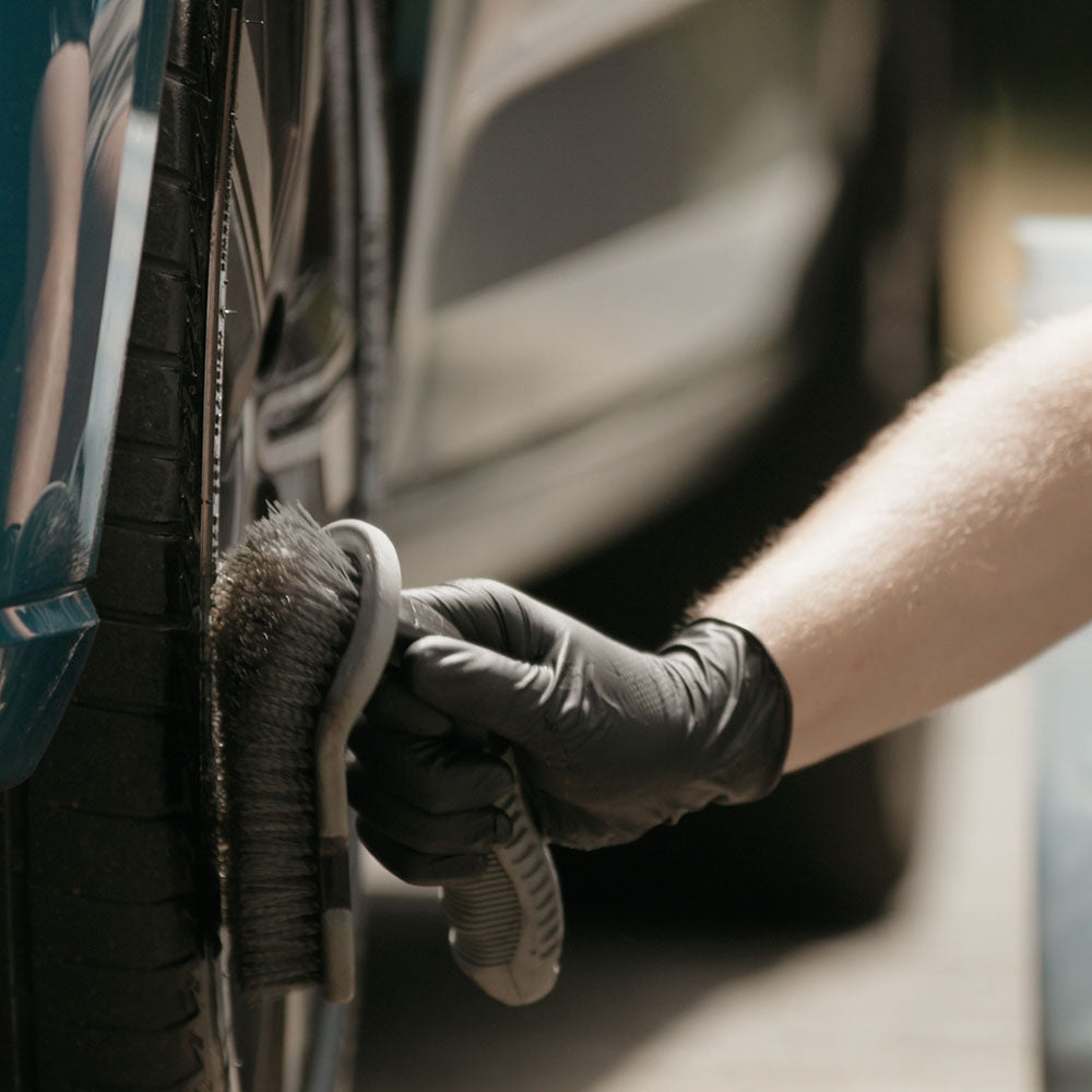 Economax brush scrubbing a tyre sidewall