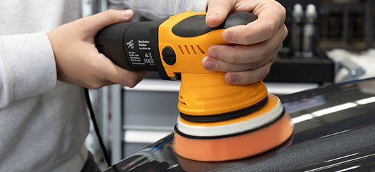 ShineMate ERO600 polishing a car