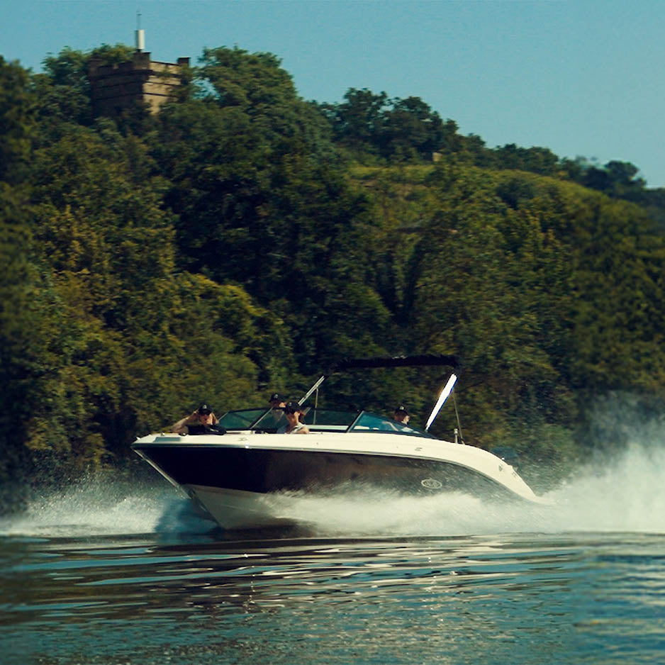 Picture of a Speed boat driving in a river