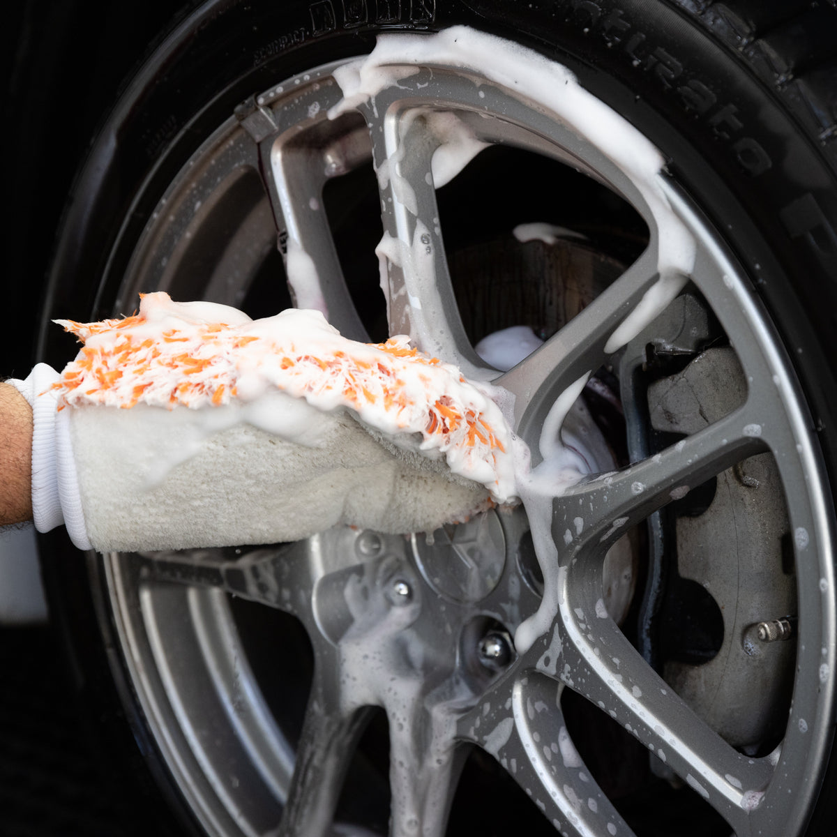 CARPRO WheelsMitt, second view of the coarse and soft sides