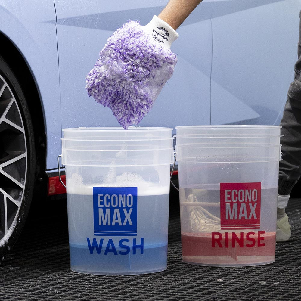 Washing a car with the Aquatouch BOSS wash mitt and Economax buckets