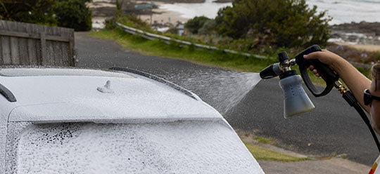 MTM spraying white car in a verticl direction